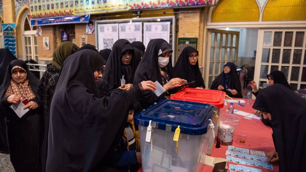 Iranerinnen bei der Stimmabgabe für die Parlamentswahlen Anfang März