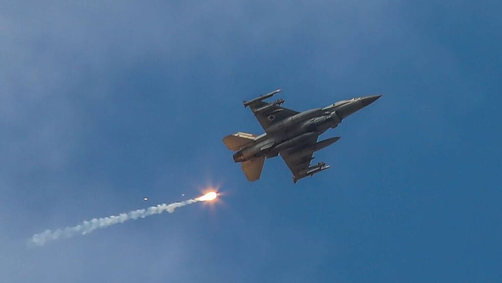 Iranische Ziele in Syrien: Israelischer Kampfjet beim Abfeuern eine Rakete