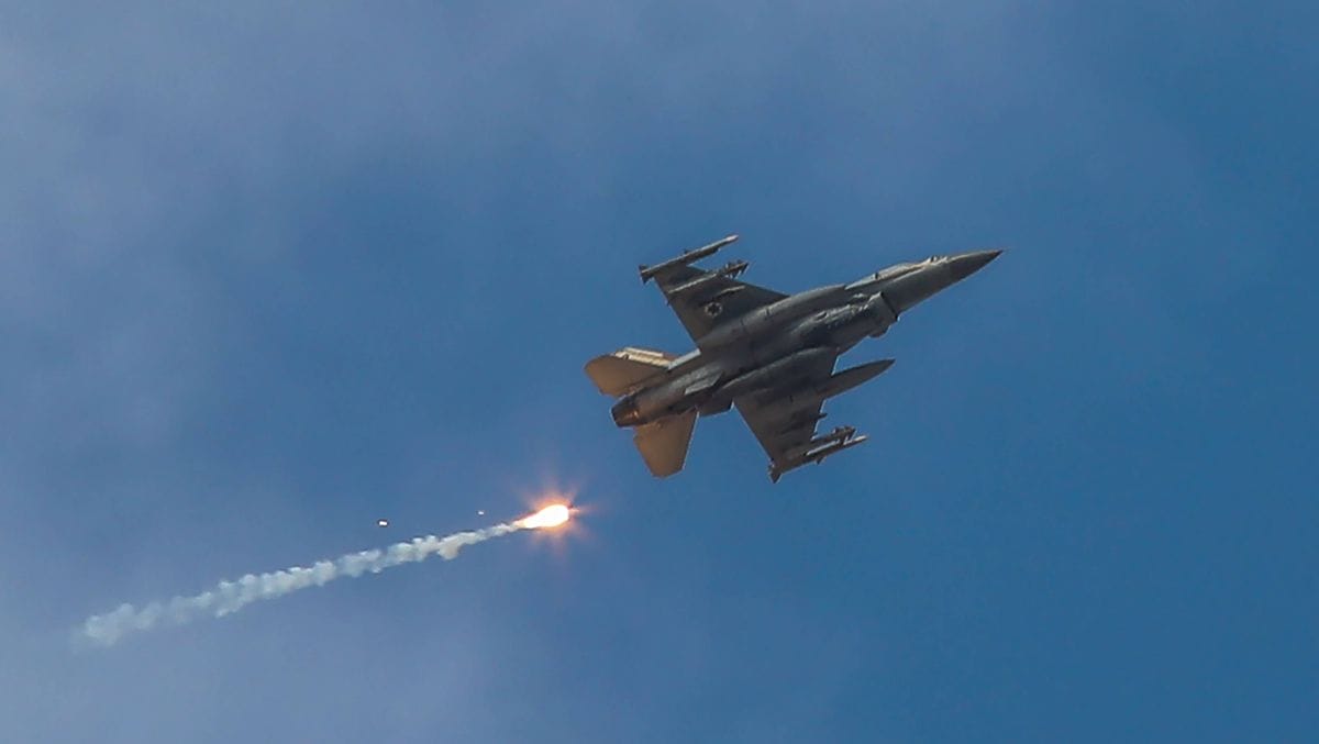 Iranische Ziele in Syrien: Israelischer Kampfjet beim Abfeuern eine Rakete