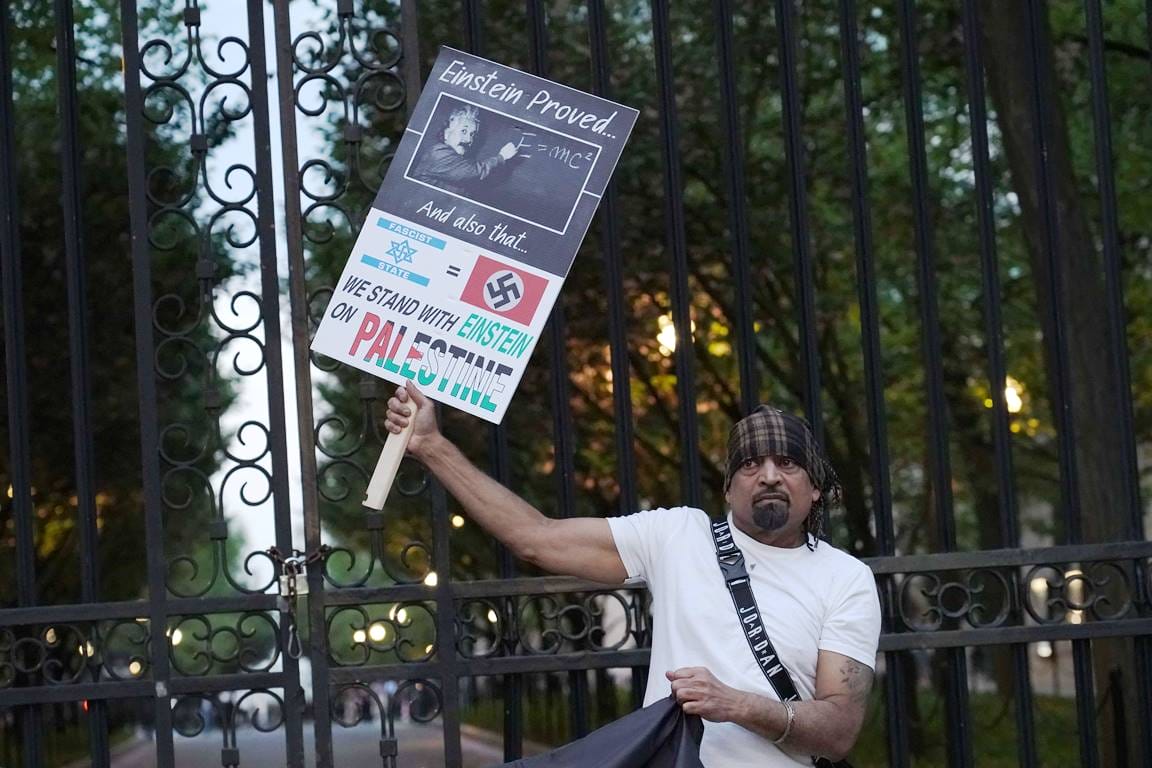 Gleichsetzungen Israels mit dem Nationalsozialismus, wie hier bei der Columbia University in New York, sind laut dem 3-D-Test ein Beispiel für Dämonisierung, wie sie für den israelbezogenen Antisemitismus charakteristisch ist. (© imago images/SOPA Images)