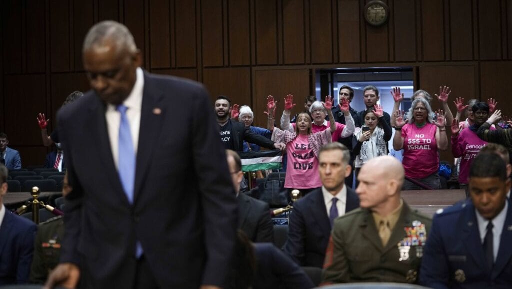 Antiisraelische »Völkermord«-Krakeeler stören die Senatsanhörung von US-Verteidigungsminister Lloyd Austin