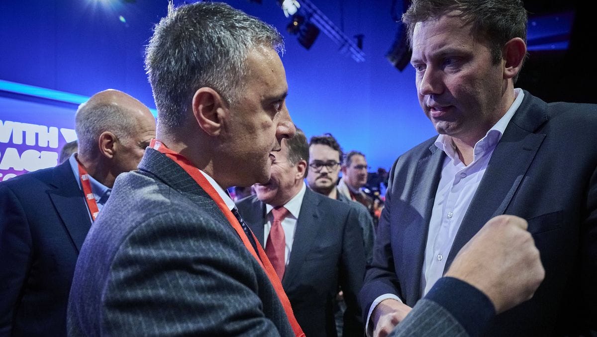 Fatah-Sprecher Jamal Nazzal mit dem SPD-Politiker Lars Klingbeil auf dem SPE-Kongress in Berlin