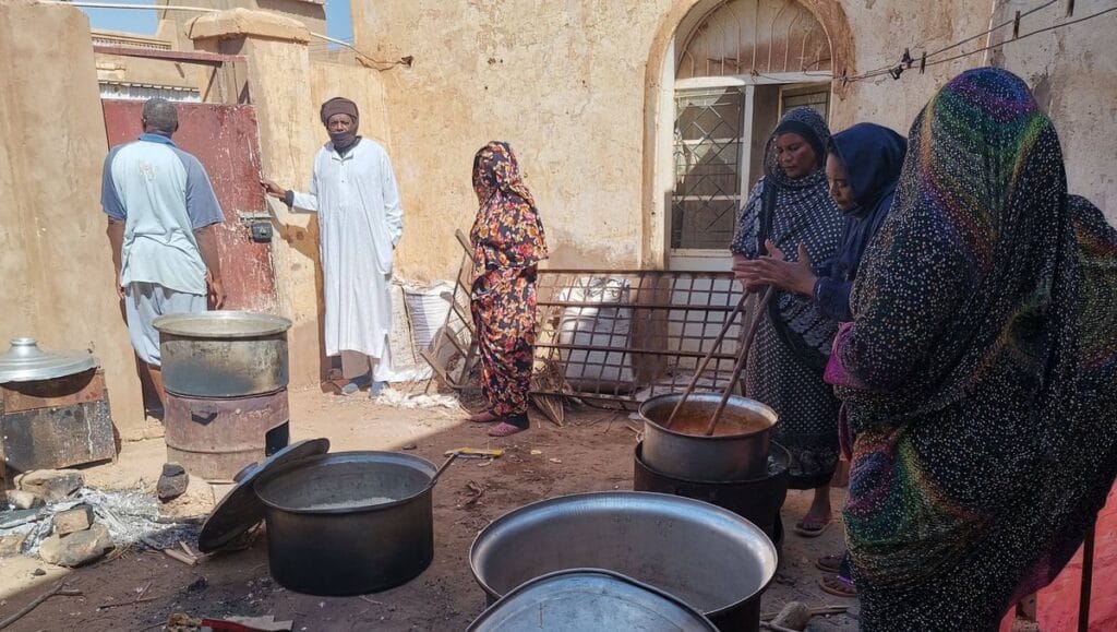 Freiwillige in der sudanesischen Stadt Omduran kochen Binnenvertriebene des Bürgerkriegs