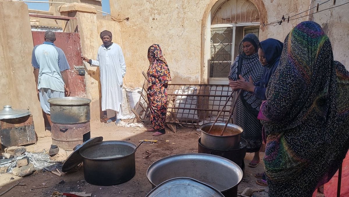 Freiwillige in der sudanesischen Stadt Omduran kochen Binnenvertriebene des Bürgerkriegs