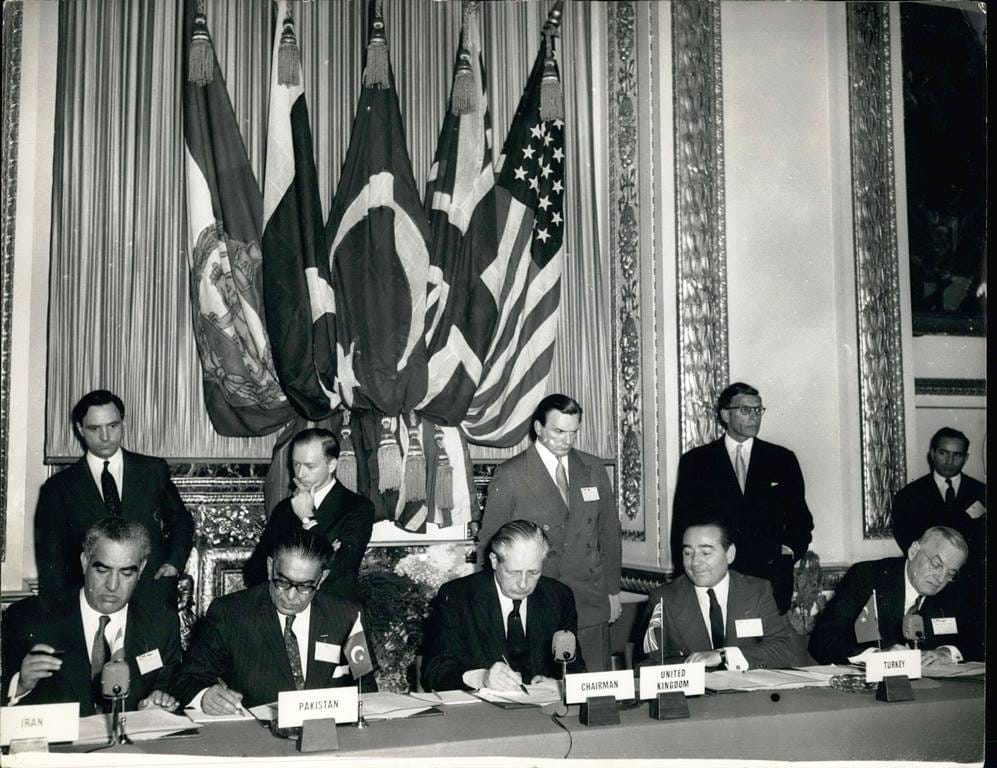 Treffen des Bagdad-Pakts. Von rechts nach links: US-Außenminister John Foster Dulles, der türkische Premier Adnan Menderes, der britische Außenminister Harold Macmillan, der pakistanische Premier Malik Feroz Khan Noon und der iranische Premier Manouchehr Eghbal. (© imago images/ZUMA/Keystone)