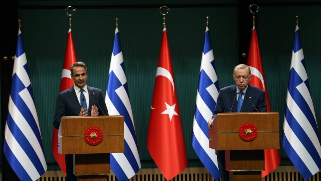 Erdogan überwirft sich mit Mitsotakis bezüglich Hamas-Einschätzung und warnt vor israelischem Angriff auf Türkei