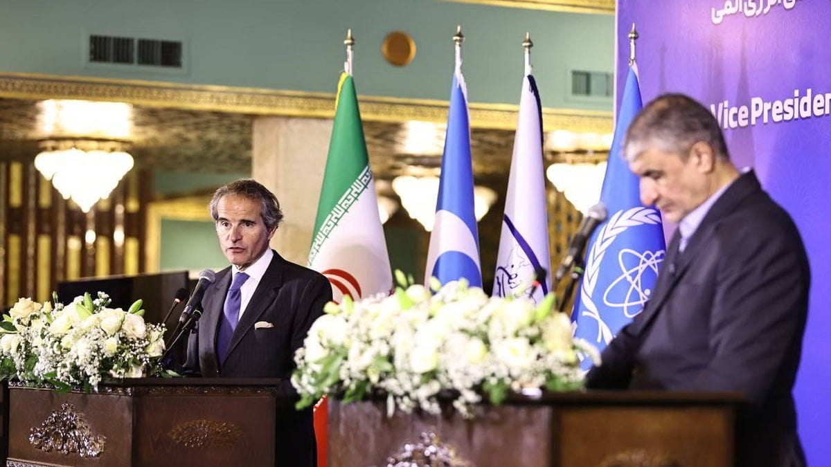 IAEO-Chef Grossi bei einer Pressekonferenz mit dem Chef der iranischen Atombehörde Mohammad Eslami