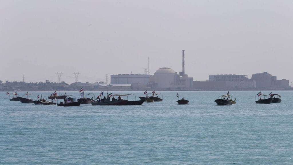 Schnellboote der mit den Revolutionsgarden verbundenen Basidschi-Milizen vor dem iranischen Atomreaktor in Bushehr