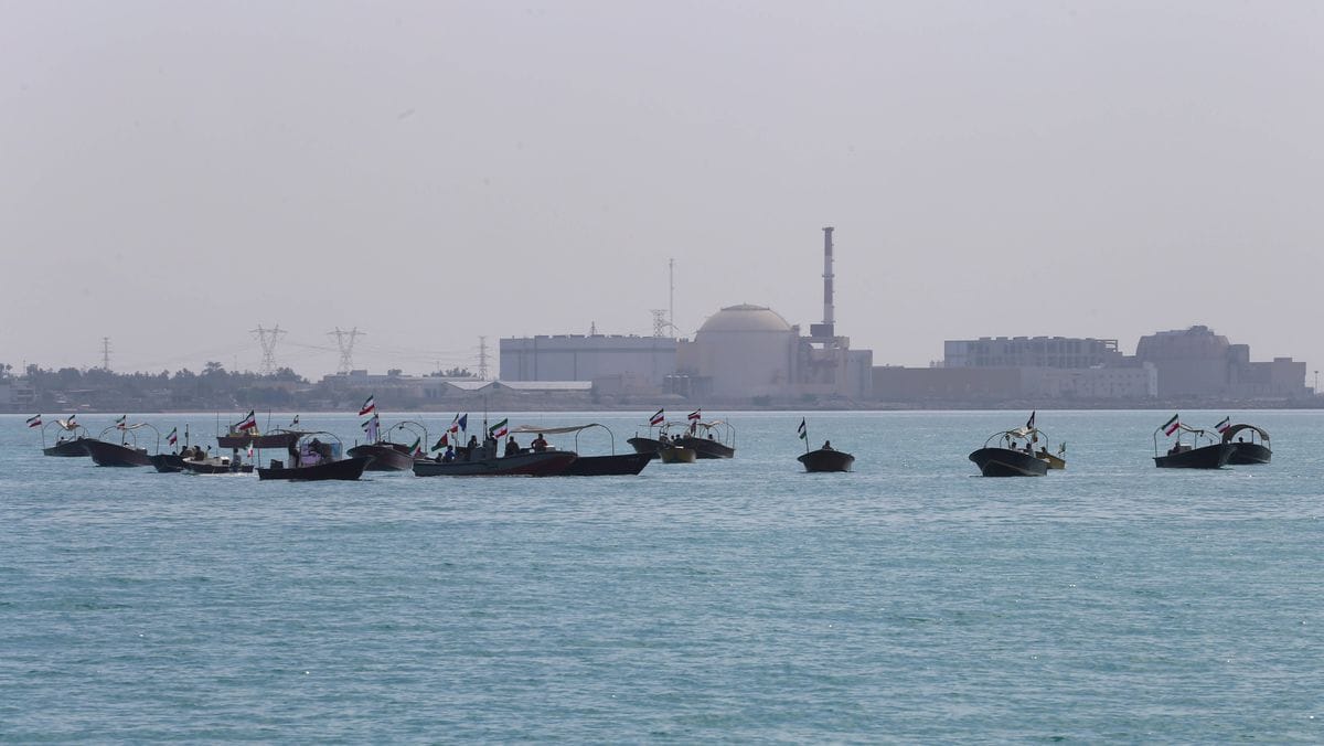 Schnellboote der mit den Revolutionsgarden verbundenen Basidschi-Milizen vor dem iranischen Atomreaktor in Bushehr