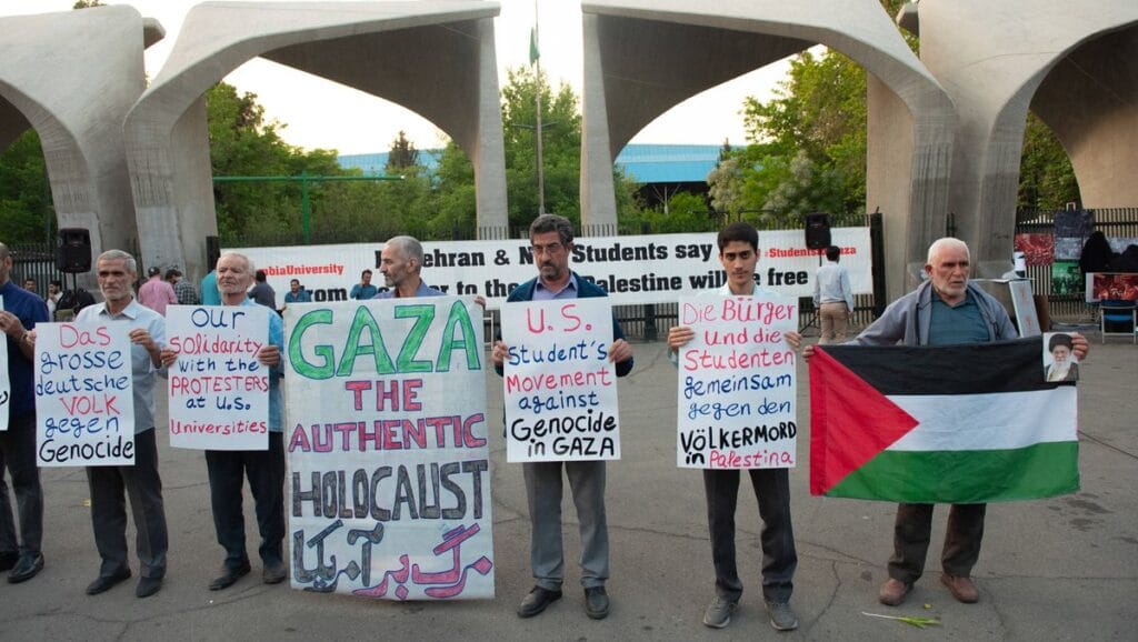 Iranische Regime-Anhänger demonstrieren Solidarität mit anti-israelischen Protesten an westlichen Universitäten