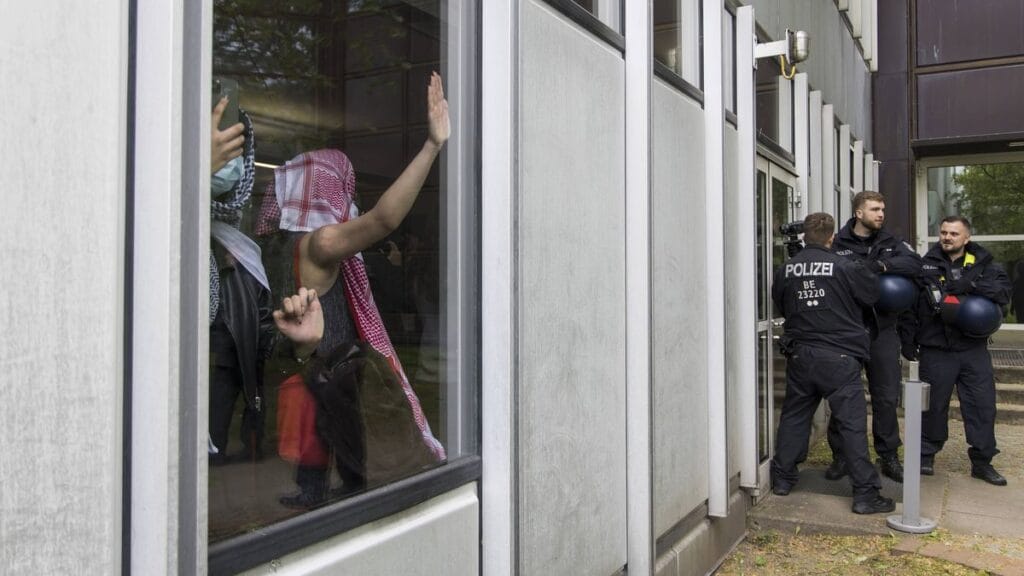 Gaza-Protest-Camp: Antiisraelische Aktivisten versuchen sich in der Freien Universität Berlin zu verschanzen