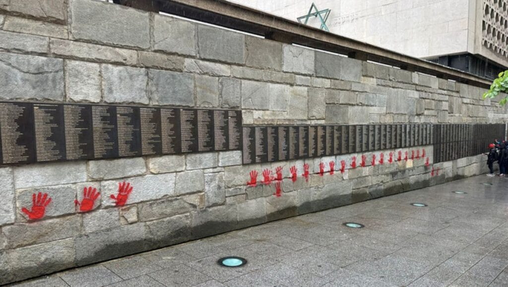 Pariser Holocaust-Mahnmal wurde mit blutroten Handabdrücken geschändet