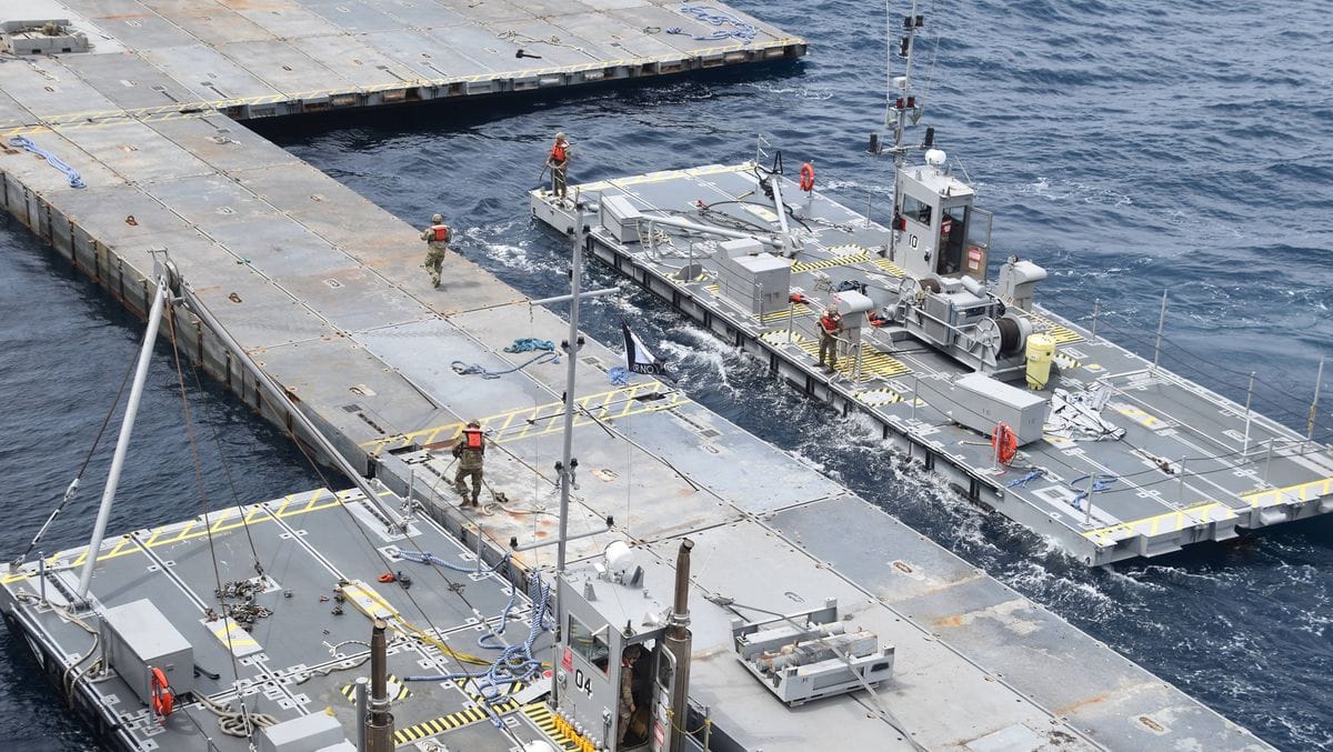 US-Soldaten bei der Errichtung des schwimmenden Piers für die Versorgung von Gaza mit Hilfsgütern