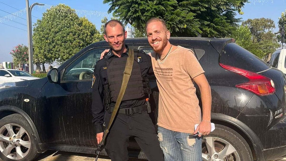 Hamas-Terror-Massaker: Mit diesem Auto rettete der Polizist der im Projekt porträtierte Remo Salman Alhuziyel dutzenden Besuchern des Nova-Festivals das Lebens