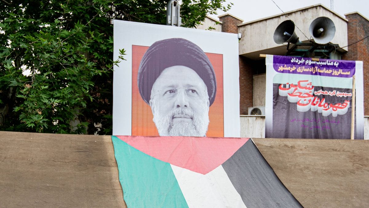 Raisi-Plakat und Palästinesner-Fahne in Teheran