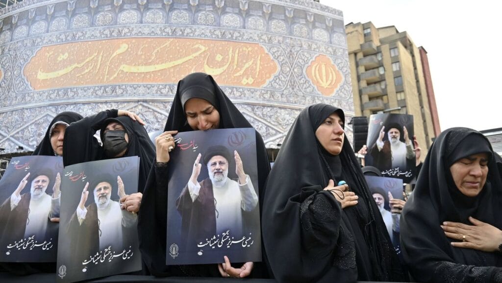 Regime-Anhängerinnen in Teheran trauern um den bei einem Hubschrauberabsturz ums Leben gekommenen Raisi
