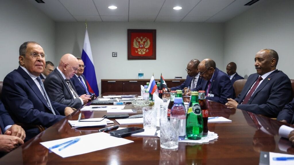 Russlands Außenminister Sergej Lawrow bei einem Treffen mit dem sudanischen Armeechef Abdel Fattah al-Burhan