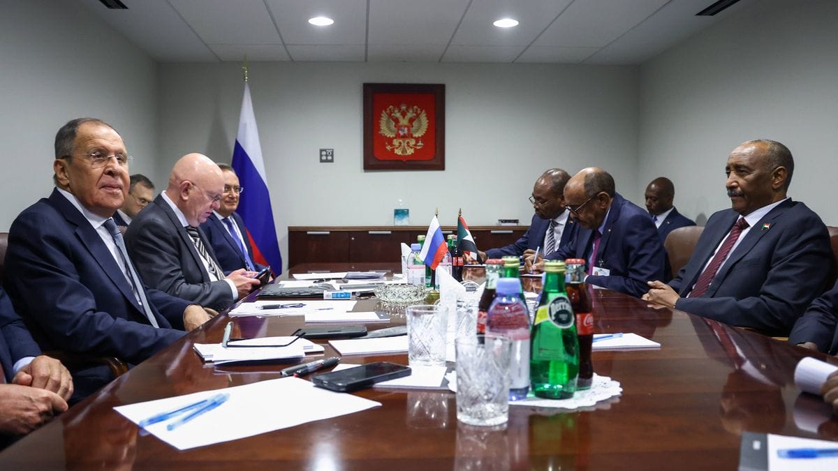 Russlands Außenminister Sergej Lawrow bei einem Treffen mit dem sudanischen Armeechef Abdel Fattah al-Burhan