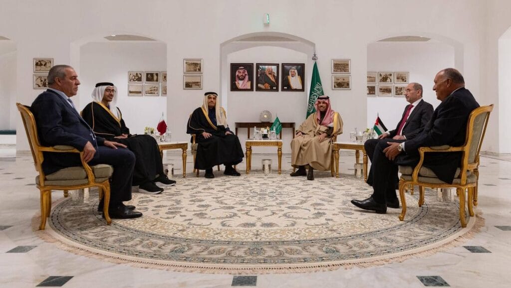 Der saudische Außenminister mit bei einem Treffen mit arabischen Amtskollegen n zum Gaza-Krieg