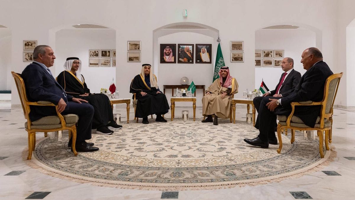 Der saudische Außenminister mit bei einem Treffen mit arabischen Amtskollegen n zum Gaza-Krieg