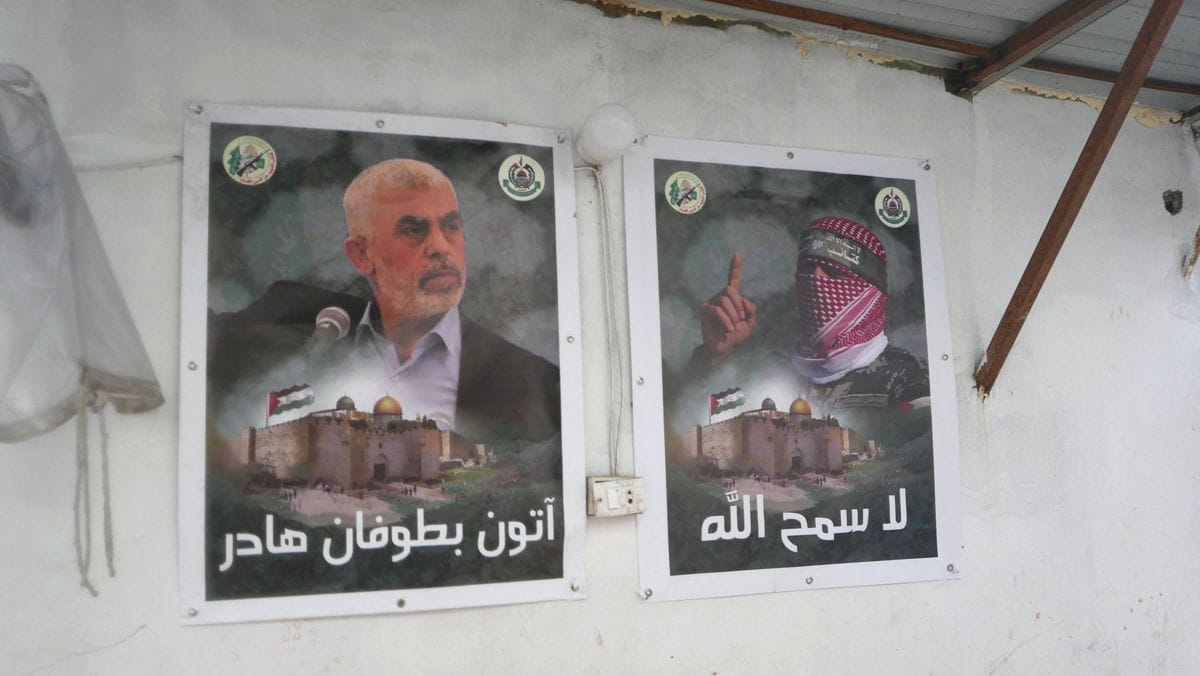 Ein Plakat des Hamas-Chefs in Gaza, Yahya Sinwar, vor einem UNRWA-Büro in der libanesischen Hauptstadt Beirut