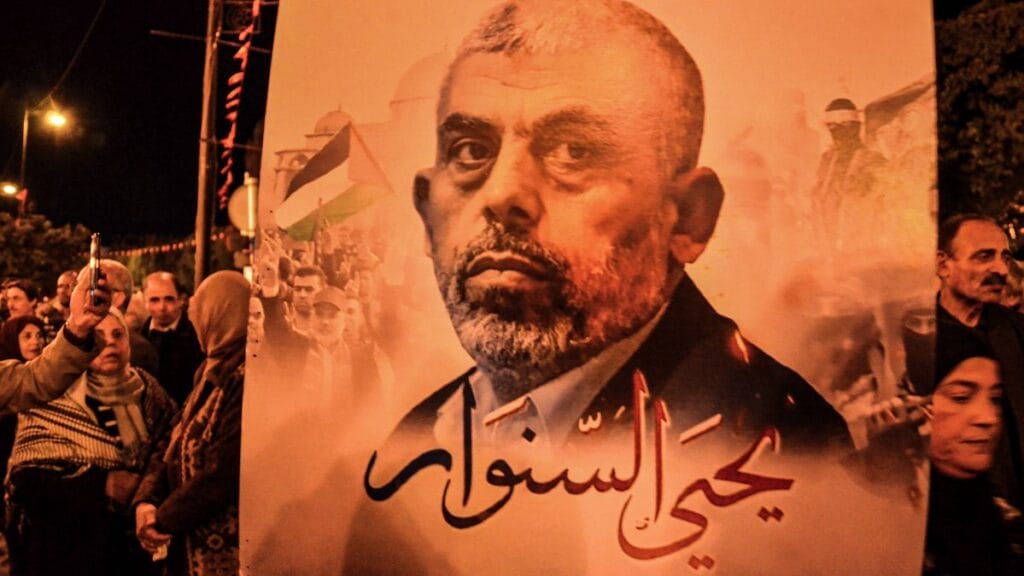 Demonstranten in Tunesien tragen ein Plakat des Hamas-Führers Yahya Sinwar