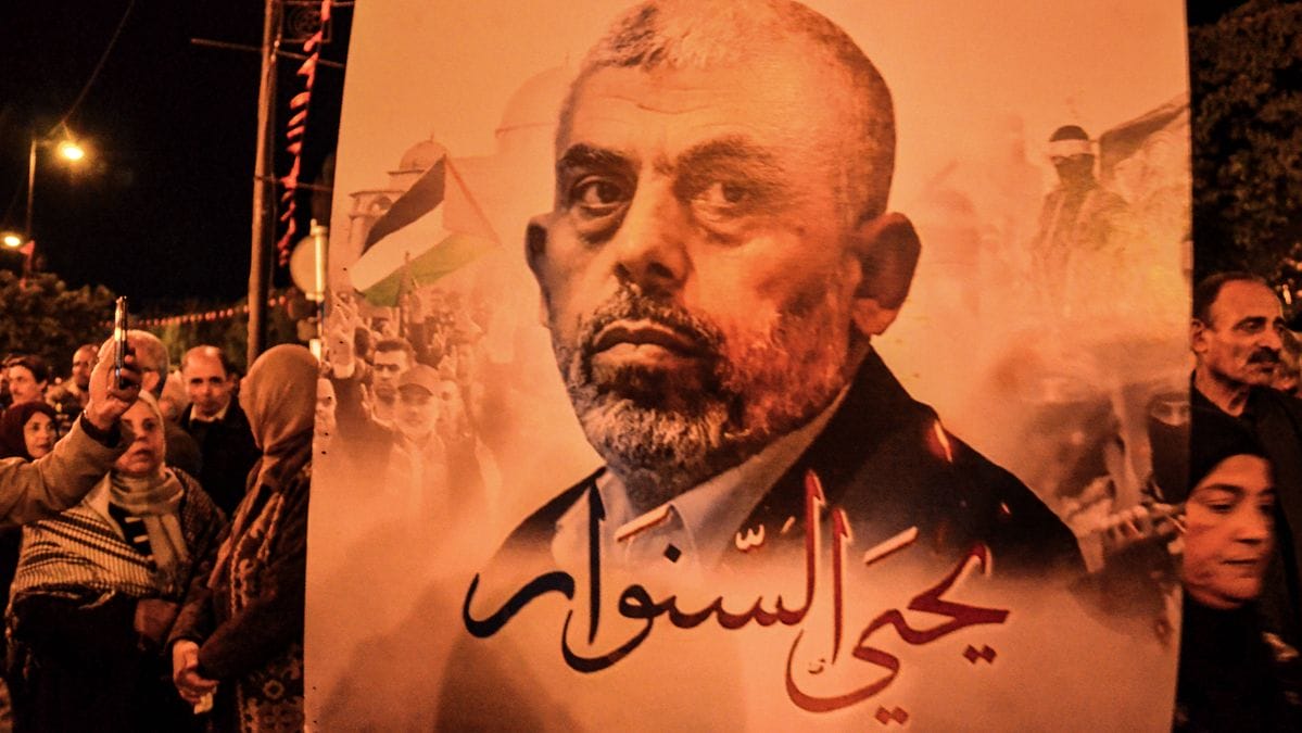 Demonstranten in Tunesien tragen ein Plakat des Hamas-Führers Yahya Sinwar