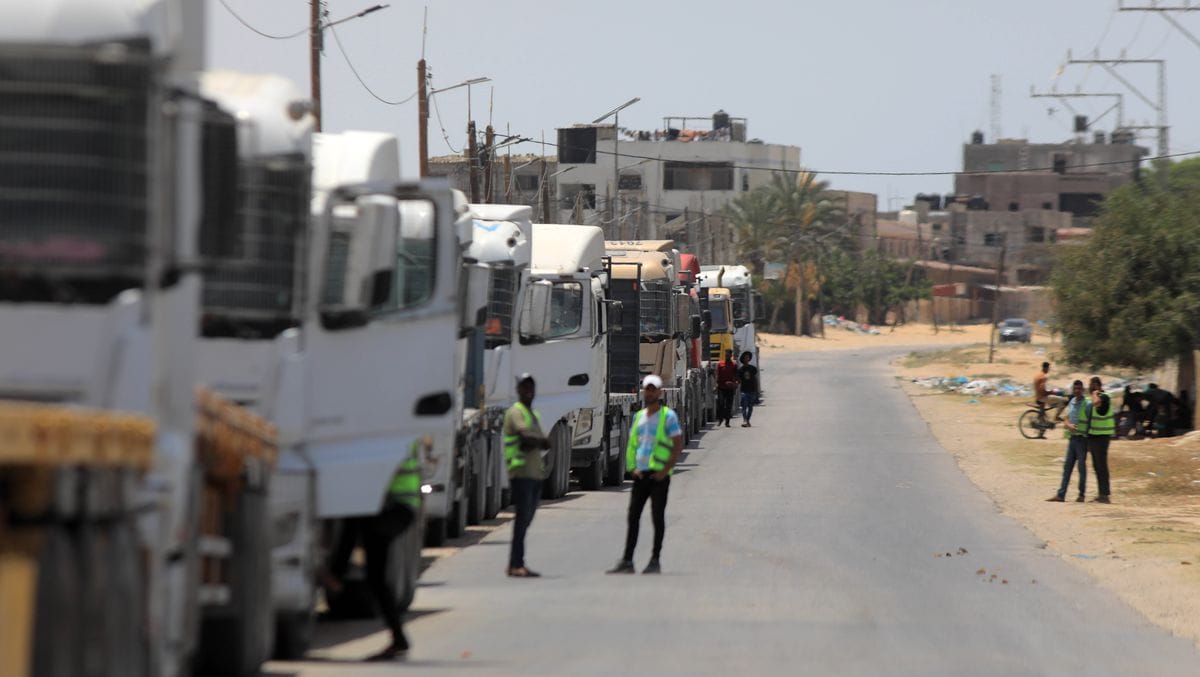 LKW mit Lebensmitteln und anderen Hilfsgütern warten am Kerem-Schalom-Übergang auf die Einfahrt nach Gaza