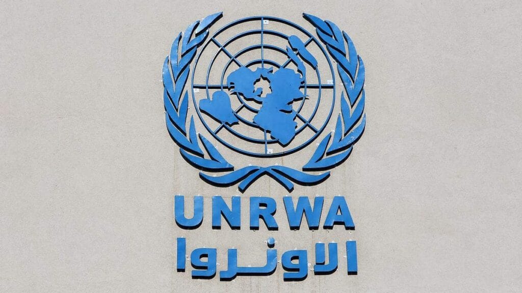 Schild des UN-Palästinenserhilfswerks an UNRWA-Gebäude in der im südlichen Gazastreifen gelegenen Stadt Rafah