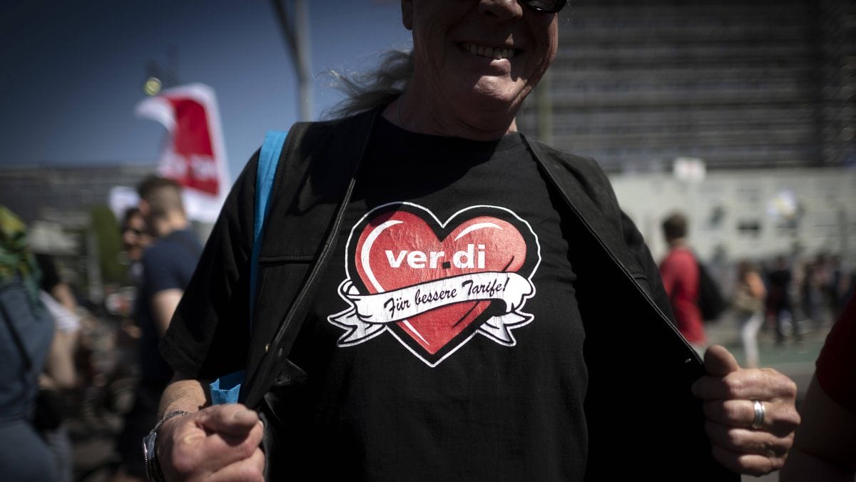 Demonstrant mit Verdi-Logo beim 1. Mai