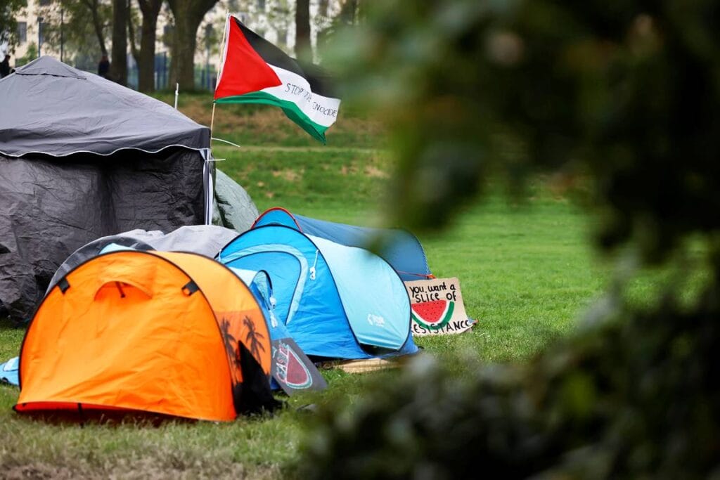 Das Protestcamp an der Uni Köln. (© imago images/Panama Pictures)