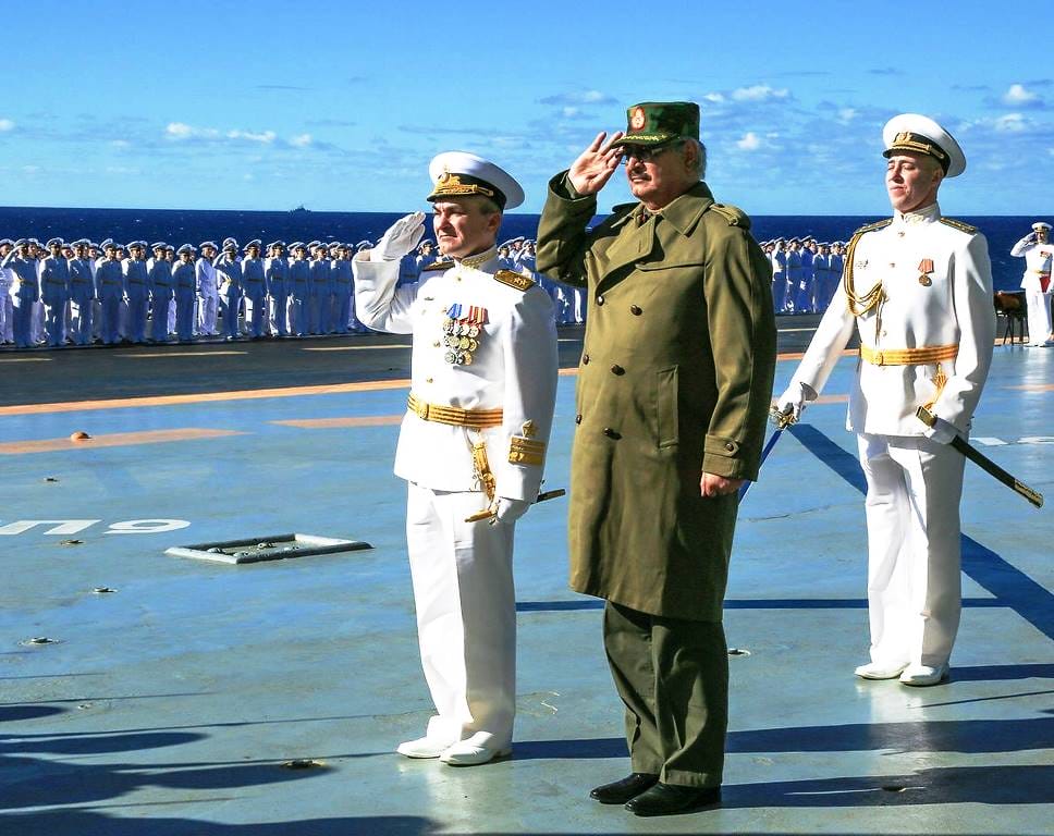Der libysche General Khalifa Haftar zu Gast auf einem russischen Flugzeugträger. (© imago images/ABACAPRESS)