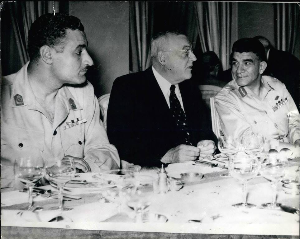 Der starke Mann Ägyptens, Gamal Abdel Nasser (li.), rechts neben ihm US-Außenminister John Foster Dulles (© imago images/ZUMA/Keystone)