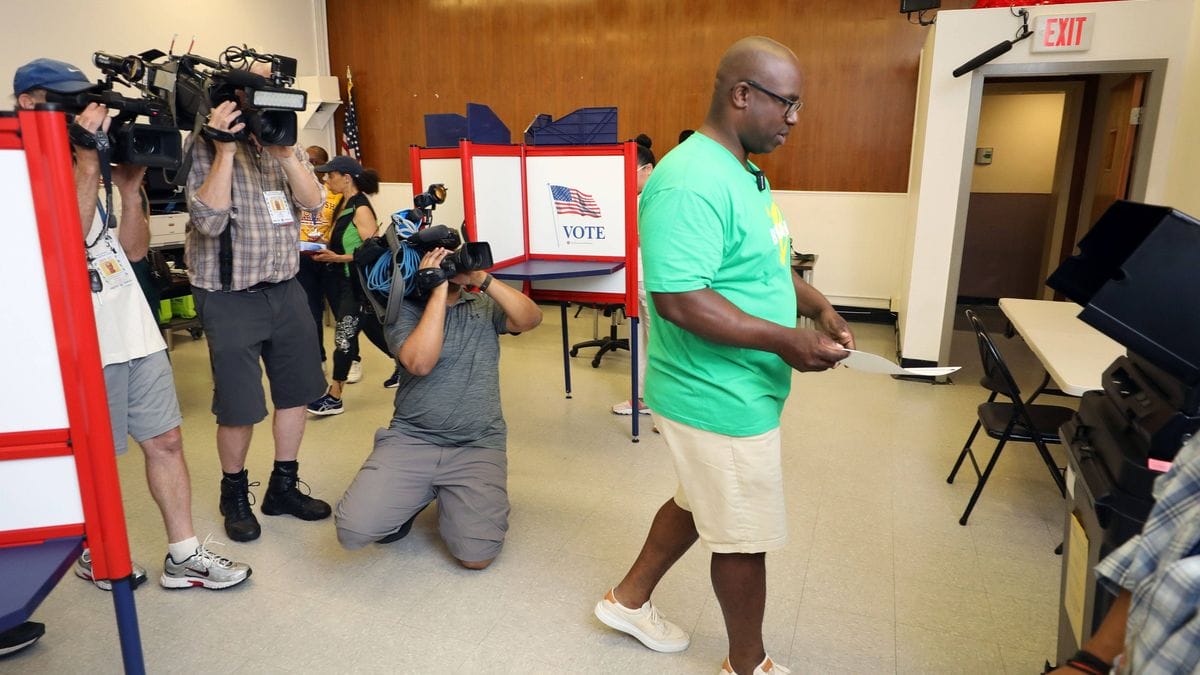 Jamaal Bowman bei der Stimmabgabe für die demokratischen Vorwahlen in Westchester