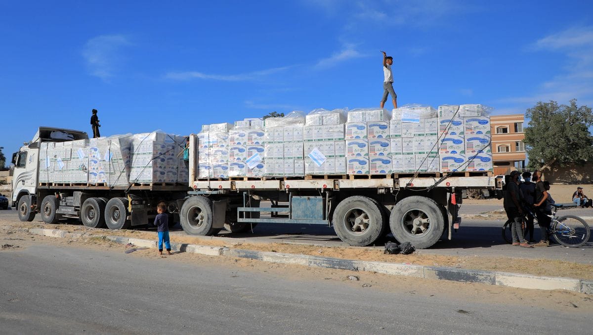 Via Israels Kerem-Shalom-Übergang: Ein LKW mit Hilfslieferungen für Gaza in der Nähe von Khan Younis