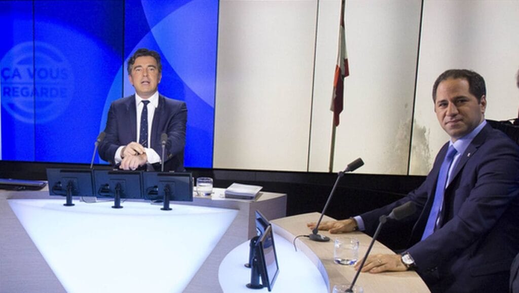 Der libanesische Politiker Samy Gemayel (re.) bei einem Fernsehinterview (© Imago Images / Sipa USA)
