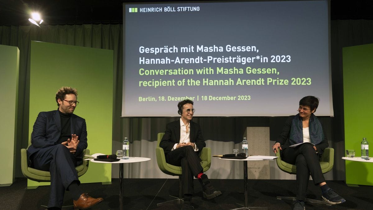 Gewinnerin des Hannah-Arendt-Preises 2023: Masha Gessen (2. v. li.) bei der Heinrich Böll Stiftung in Berlin