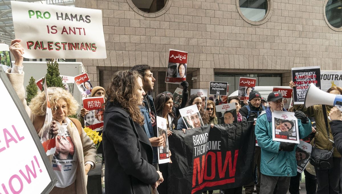 Demonstration für die Freilassung der Hamas-Geiseln vor dem katarischen Konsulat in New York