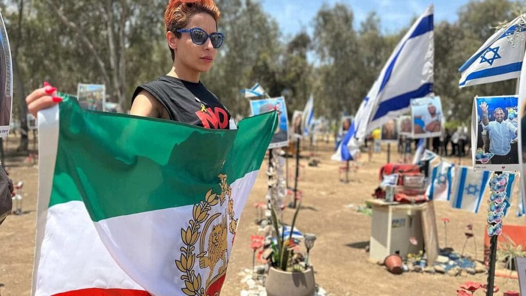Gedenken an Hamas-Massaker: Die iranisch-britische Menschenrechtsaktivistin Elaaheh Jamali auf dem Gelände des Supernova Musikfestival