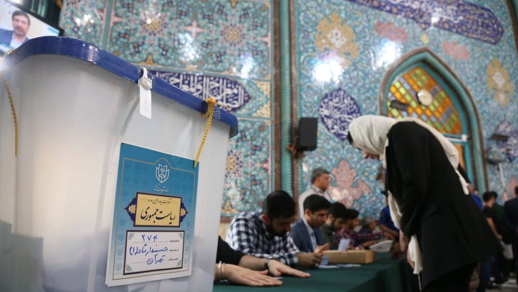 Iranerin bei der Stimmabgabe zur Präsidentschaftswahl