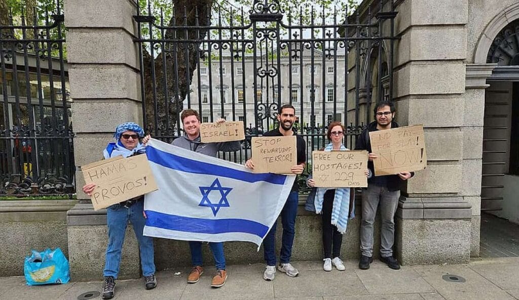 Lior Tevet (2. v. re.) und Freunde protestieren gegen eine antiisraelische Demonstration in Irland