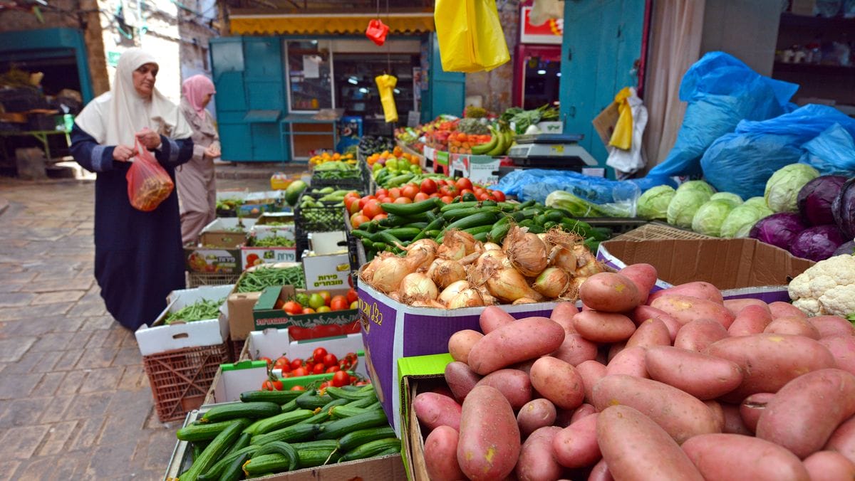 Israelis auf dem Markt der arabischen Altstadt von Akko