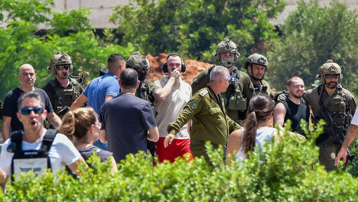 Andrey Kozlov, Almog Meir Jan und Shlomi Ziv: Drei der vier aus Gaza befreiten Geiseln kommen im Sheba Medical Center im israelischen Ramat Gan an