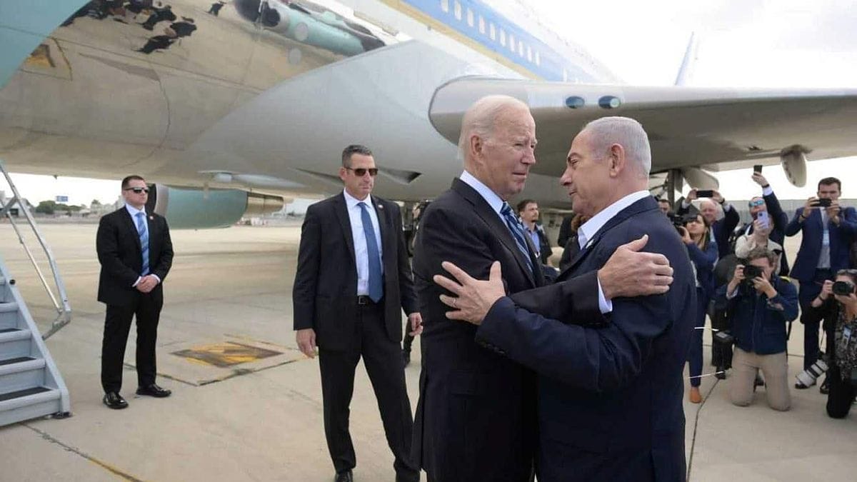 US-Präsident Joe Biden mit Israels Premier Benjamin Netanjahu auf dem Flughafen in Tel Aviv