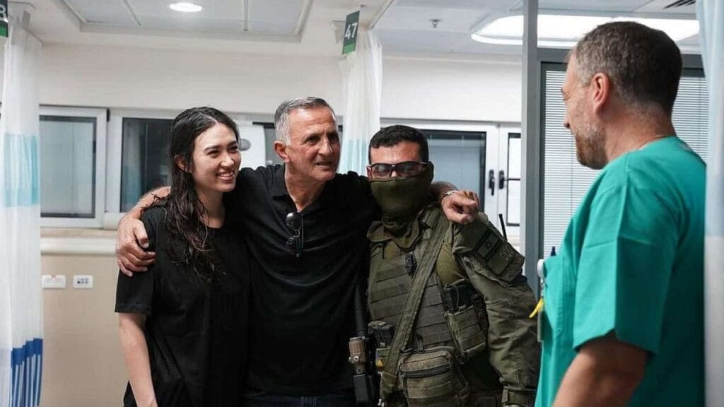 Gerettete israelische Geisel Noa Argamani mit ihrem Vater Yaakov, einem Soldaten und einem Arzt im Sheba Medical Center in Ramat Gan