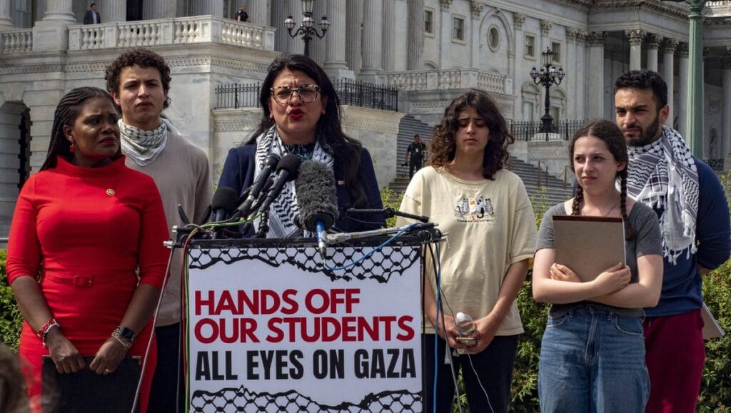 Die antisemitische US-Abgeordnete Rashida Tlaib bei einer Pressekonferenz vor dem Kapitol in Washington