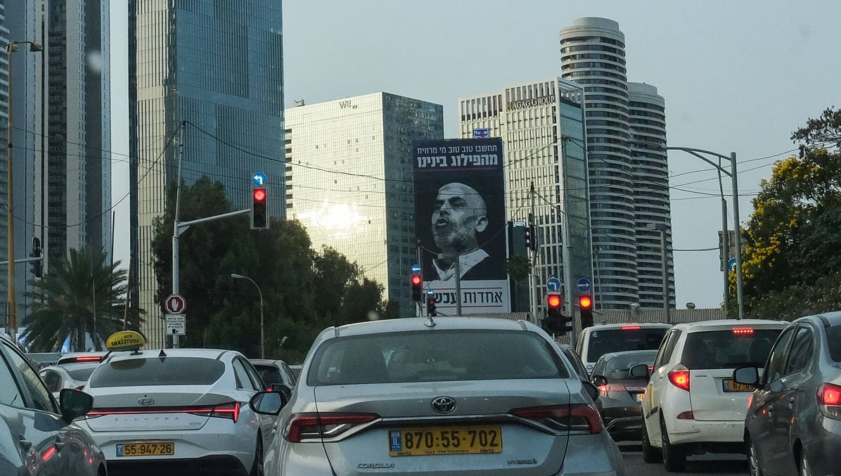 Poster mit Hamas-Chef Yahya Sinwar in Tel Aviv ruft Israelis zur Einigkeit im Kampf gegen Hamas auf
