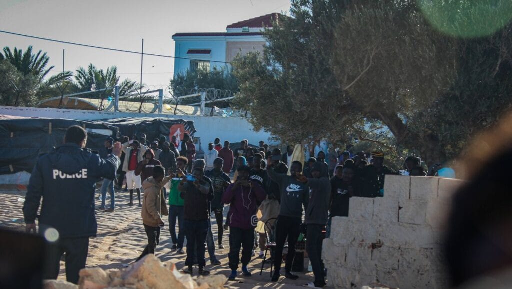 Flüchtlinge protestieren vor dem tunesischen Büro des UNHCR in Zarzis