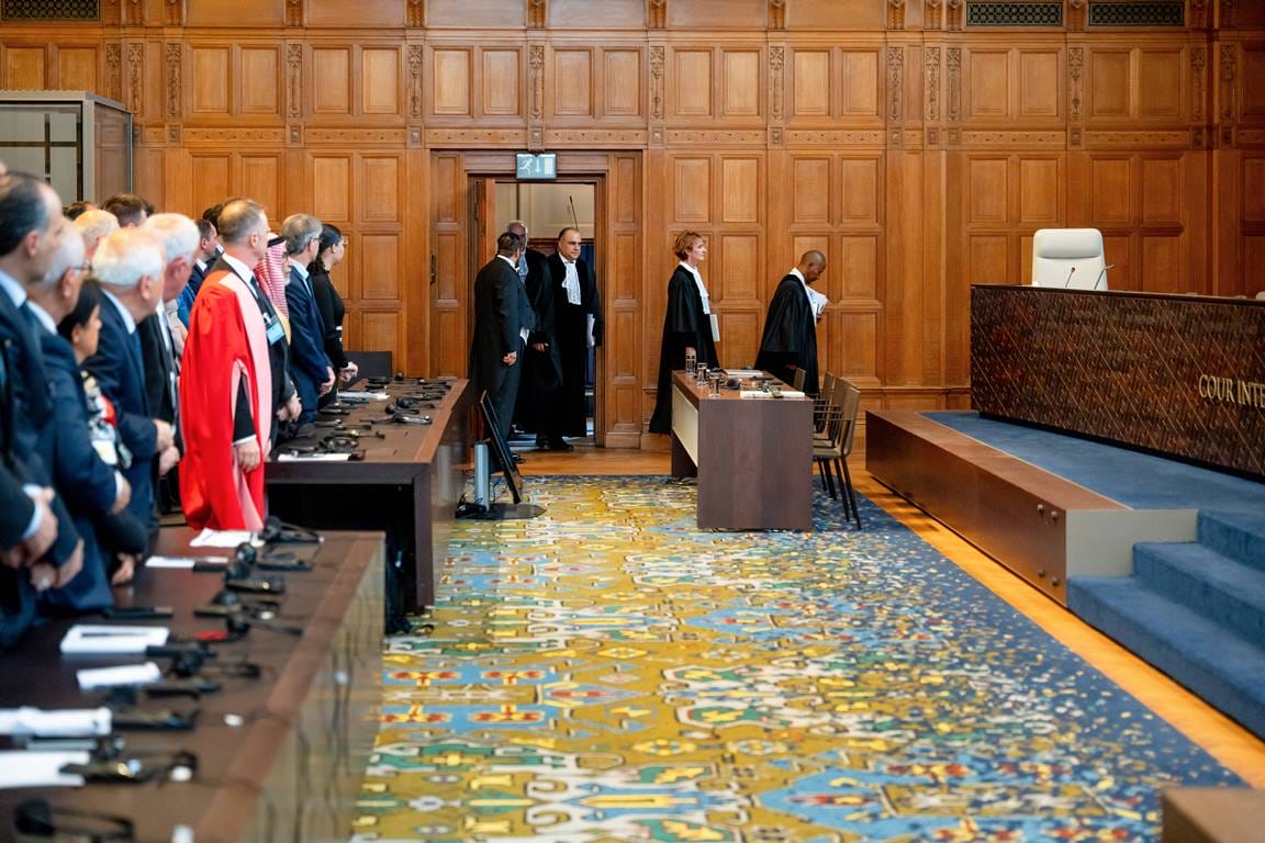 Die Richter des IGH auf dem Weg zur Bekanntgabe ihrer Advisory Opinion. (© imago images/ANP)