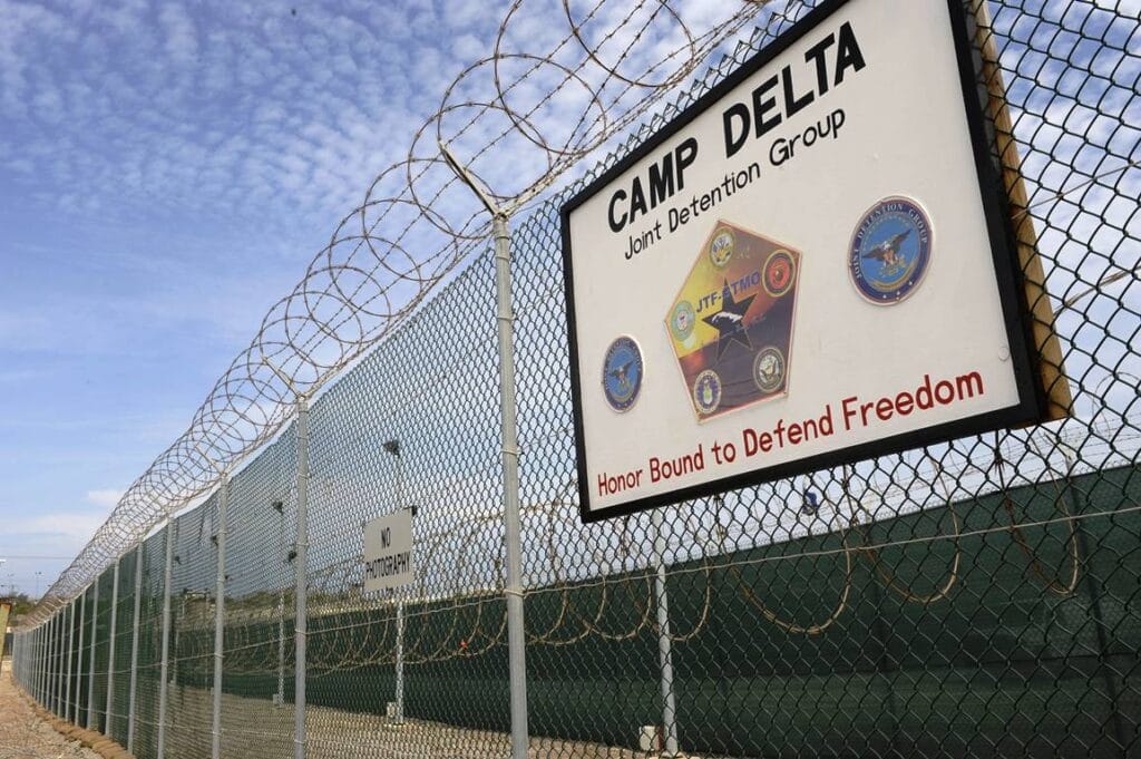 Die Unterscheidung von Kombattanten und Zivilisten spielt auch bei den Kontroversen um gefangene Taliban- und Al-Qaida-Kämpfer in Guantanamo eine Rolle. (© imago images/Xinhua)